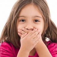 Неприятный запах изо рта у ребенка: причины и лечение