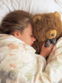 В каком количестве сна нуждается ребенок в возрасте от 2 до 8 лет?