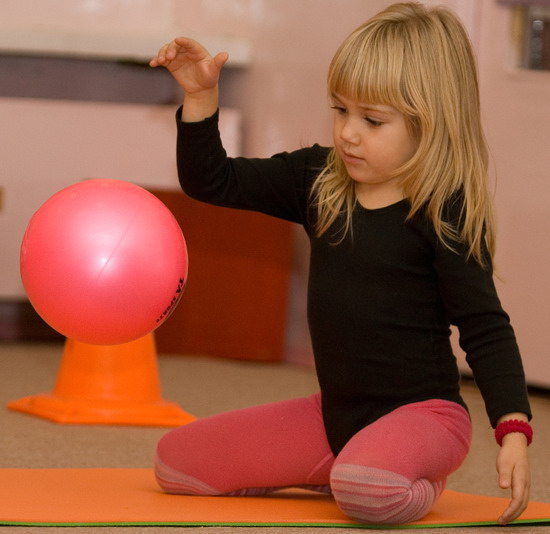 Гимнастика для детей 3 лет с мячом